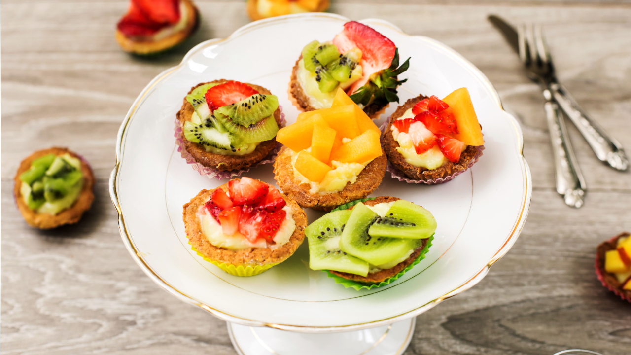 Аппетитные пирожные с фруктами