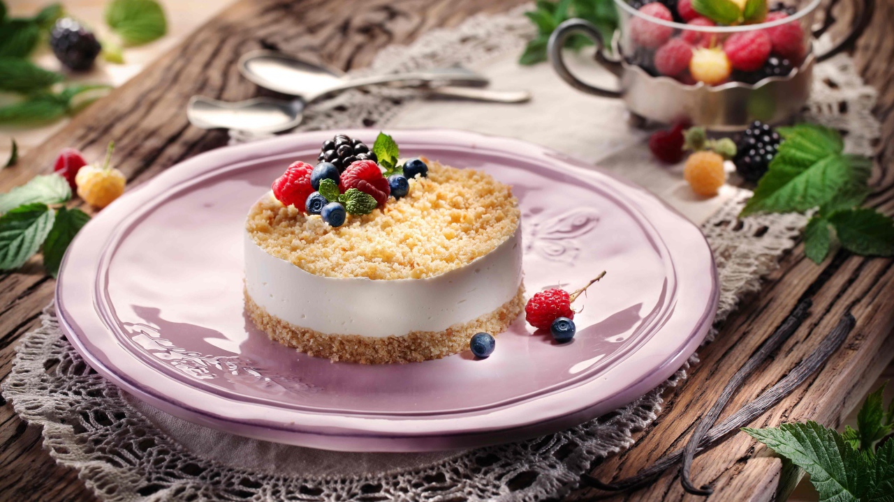 Аппетитный чизкейк с ягодами малины, черники и ежевики на большом блюде