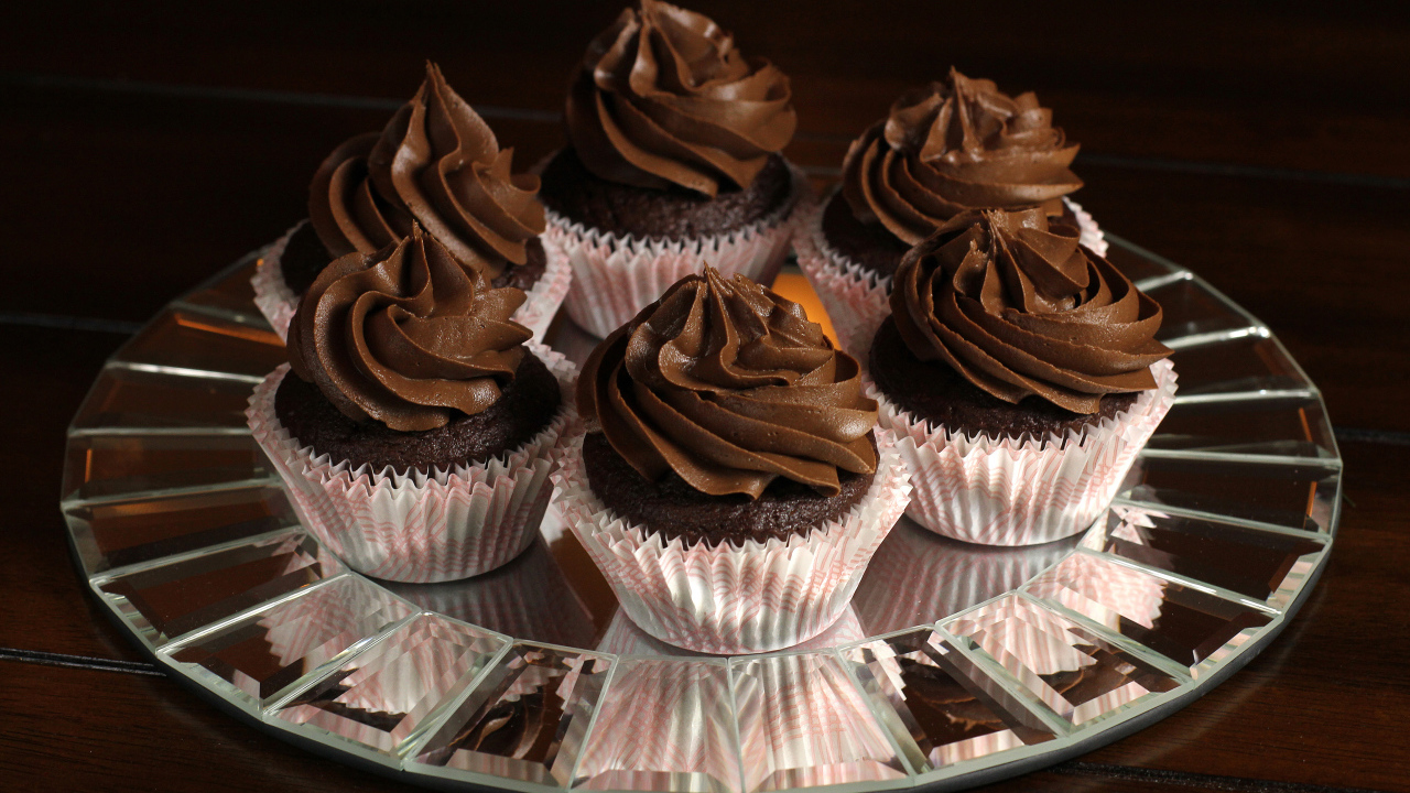 Аппетитные шоколадные капкейки на блюде 