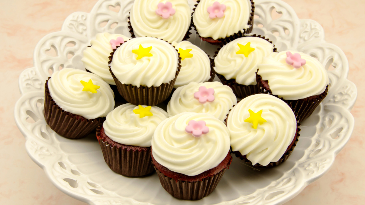 Аппетитные шоколадные капкейки с ванильным кремом