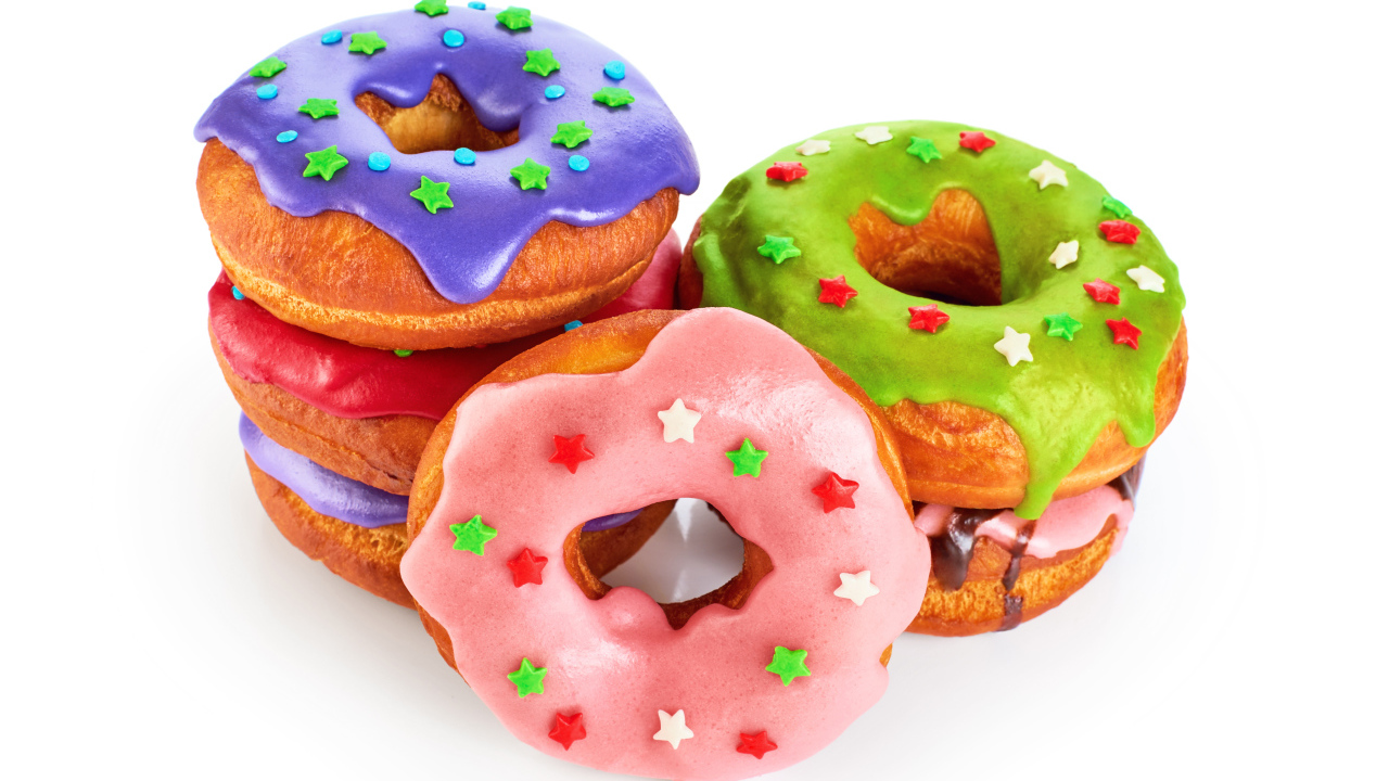 Аппетитные разноцветные пончики на белом фоне