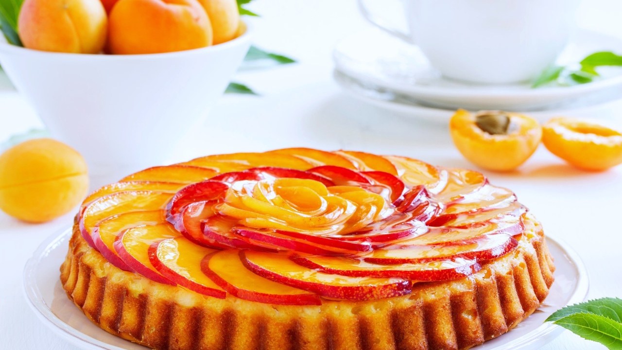 Аппетитный пирог из нектаринов на столе