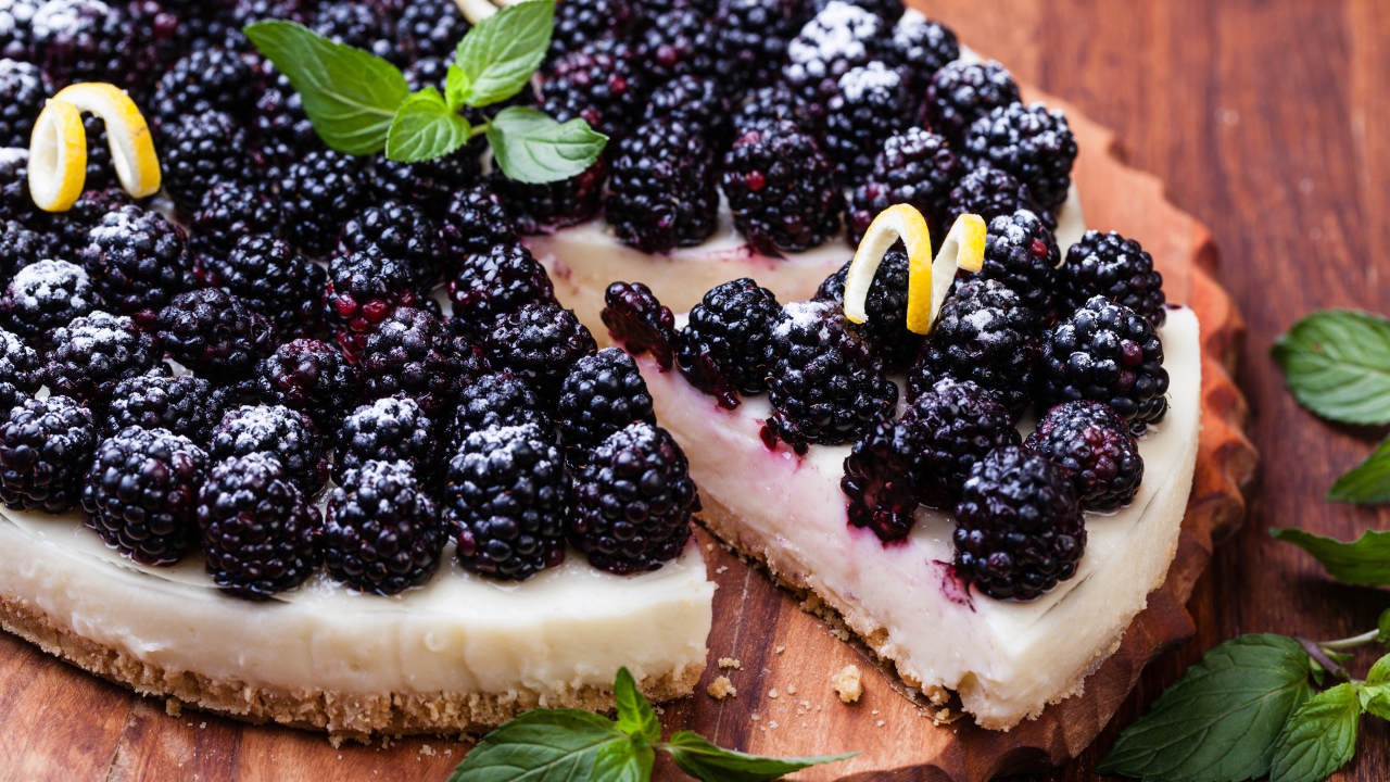 Аппетитный пирог со свежей ежевикой 