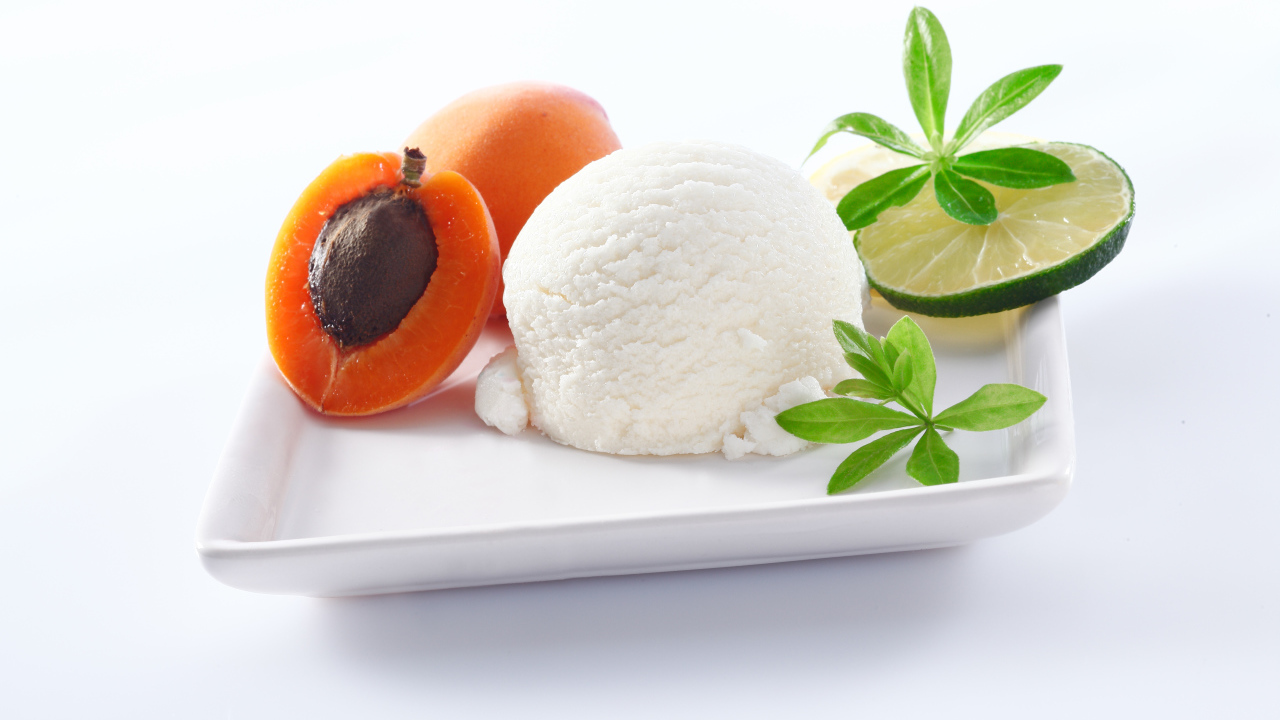 Шарик сливочного мороженого с абрикосами и лаймом