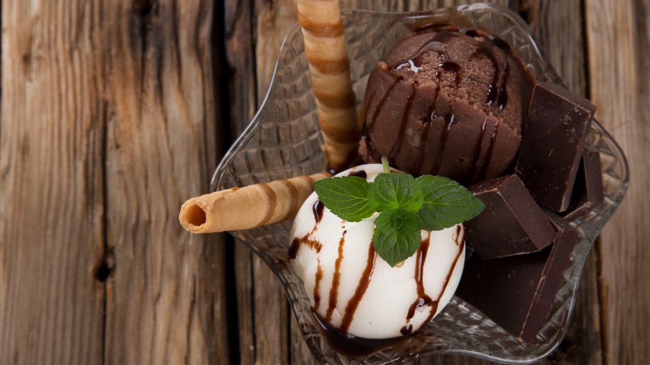 Шарики шоколадного и сливочного мороженого с трубочками