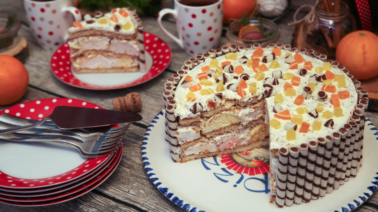 Красивый зефирный торт на праздничном столе 