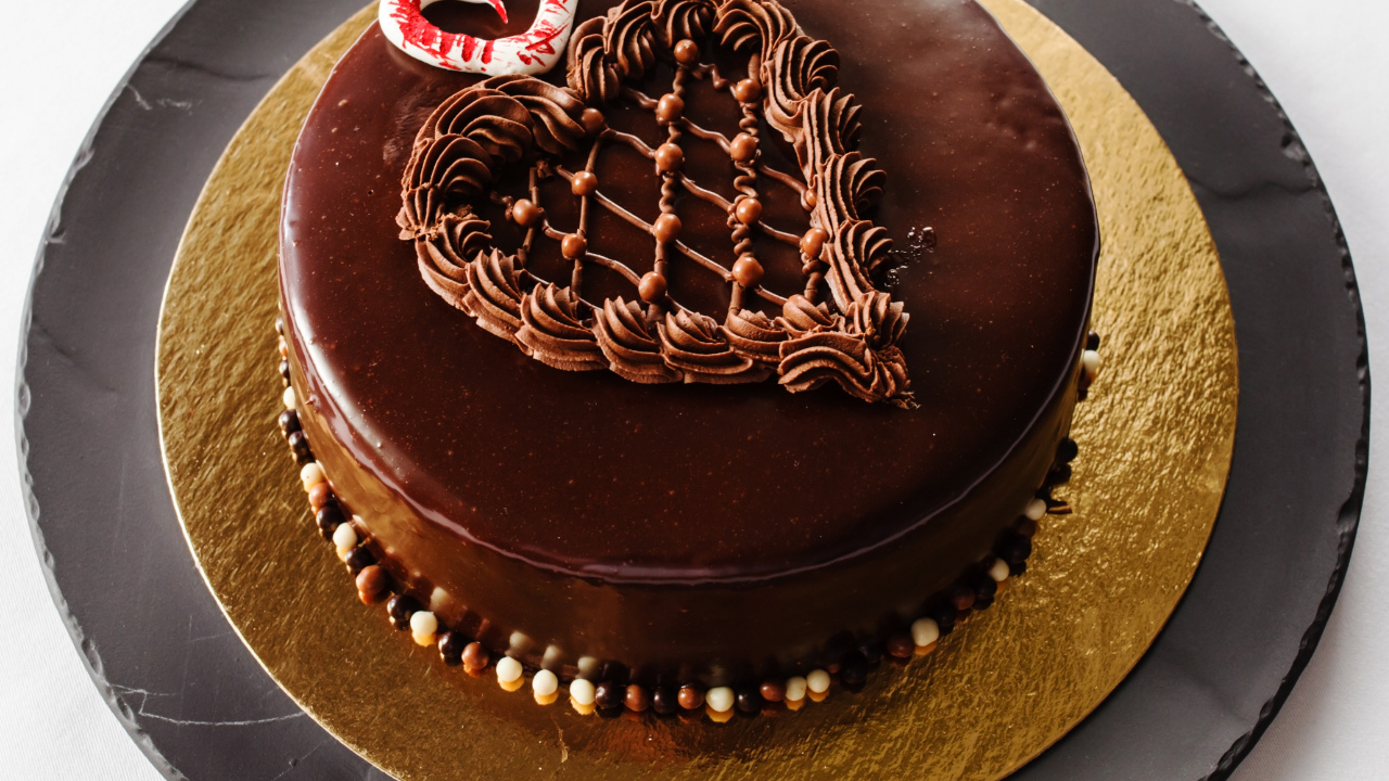 Торт с черным шоколадом и кремом 