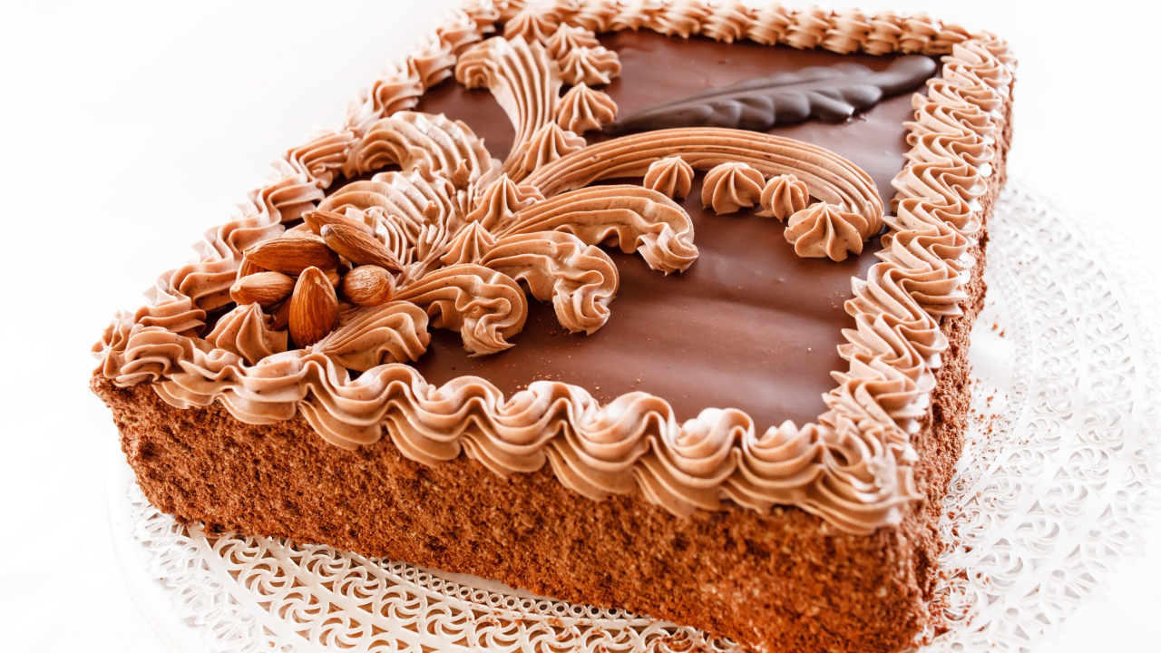 Торт с масляным кремом и миндальными орехами