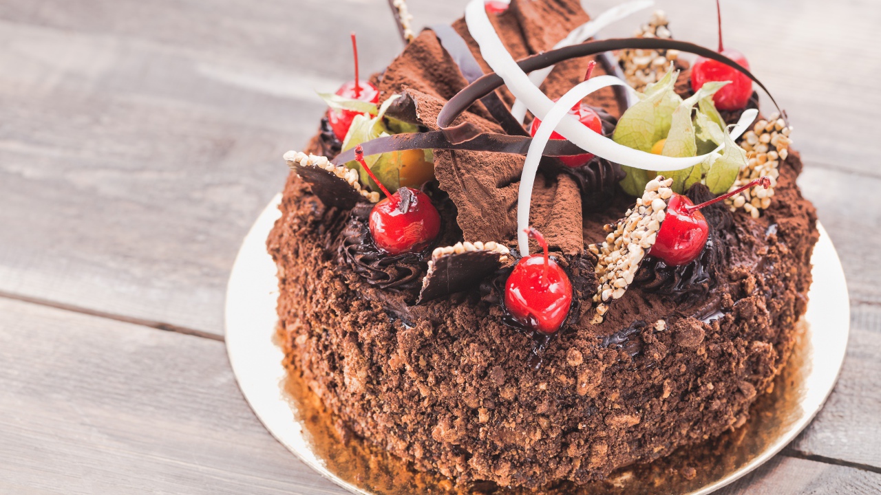 Торт с шоколадом и ягодами вишни к празднику