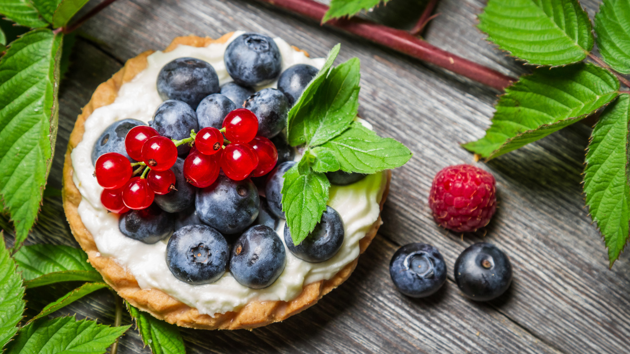 Пирожное со сливками и свежими ягодами смородины, черники и малины