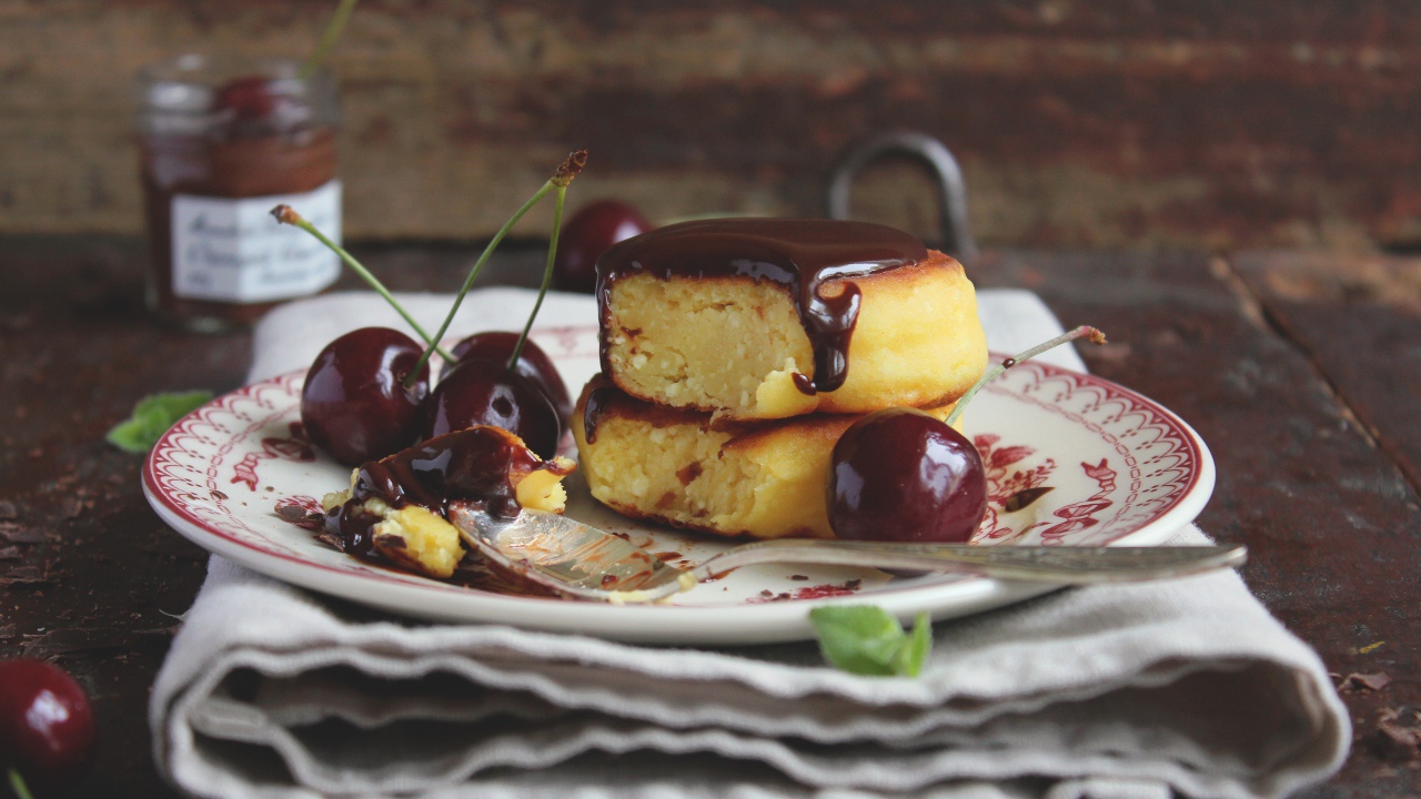 Сырники с шоколадом и вишнями