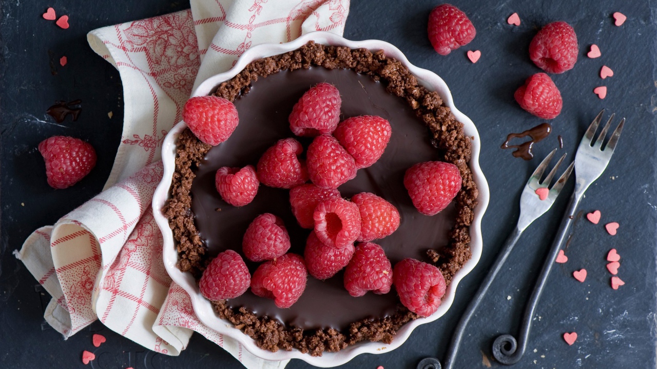 Шоколадный торт со свежей малиной 