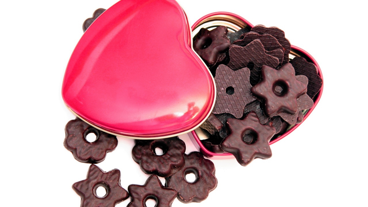 Шоколадное печенье в розовой коробке в форме сердца