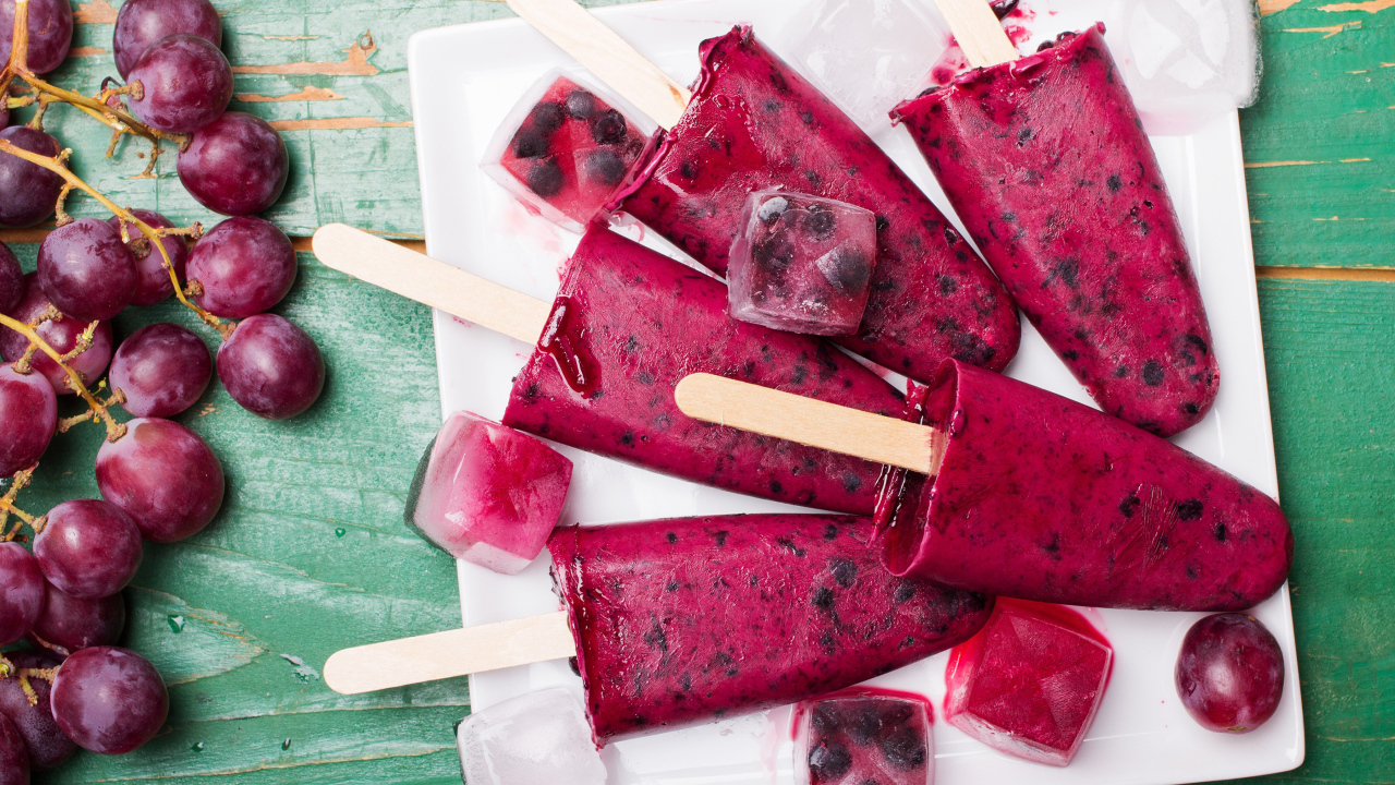 Вкусное фруктовое виноградное мороженое со льдом