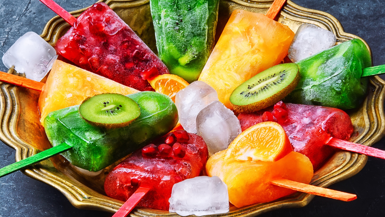 Вкусное фруктовое мороженое на палочке