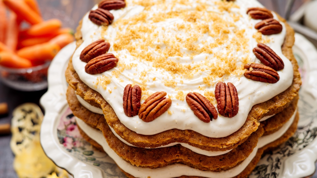 Праздничный торт со сливочным кремом и орехами 