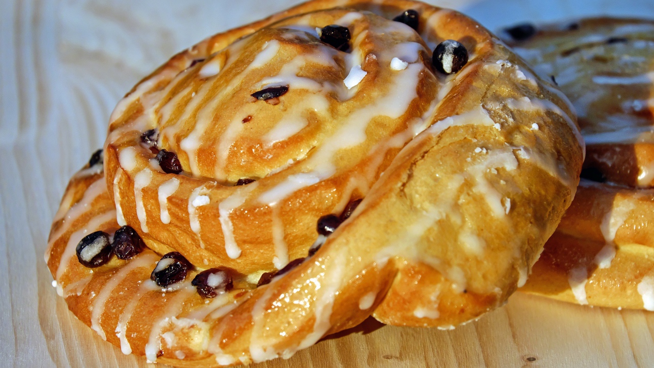 Свежая булочка с изюмом в сахарной глазури