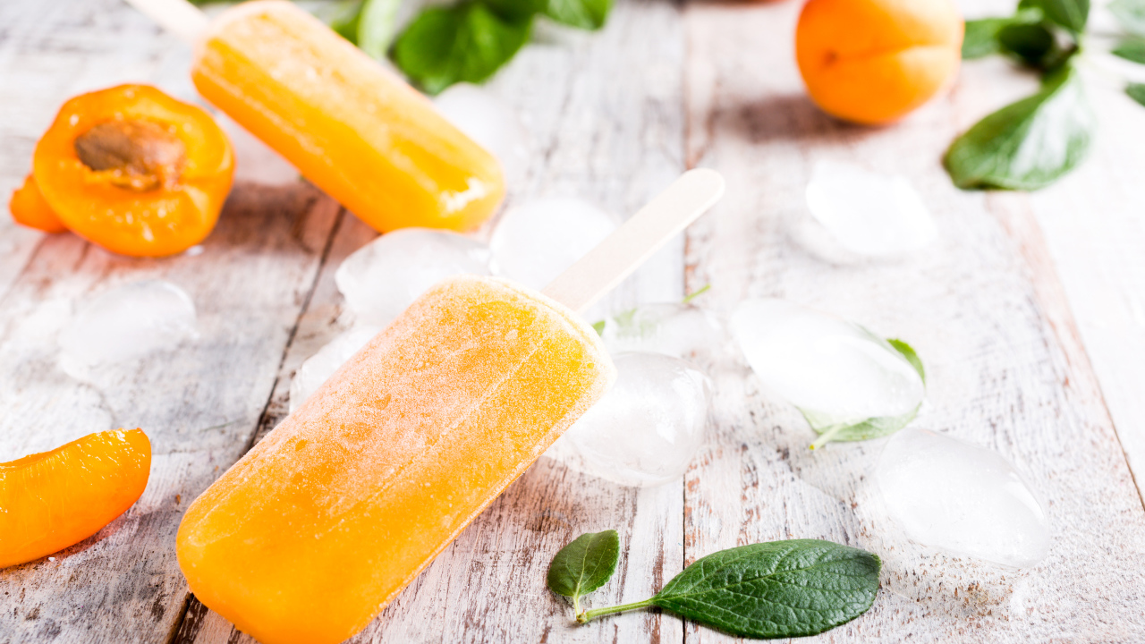 Фруктовое абрикосовое мороженое на палочке со льдом