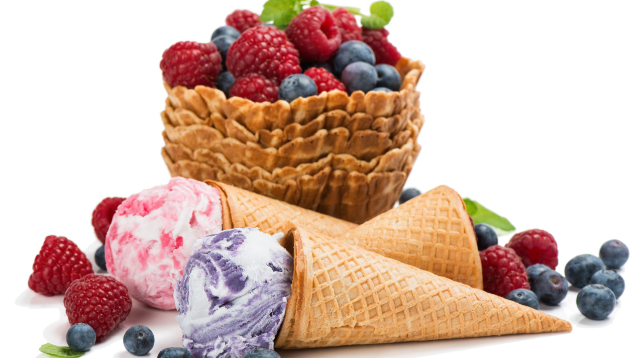 Мороженое с вафлями и свежими ягодами на белом фоне