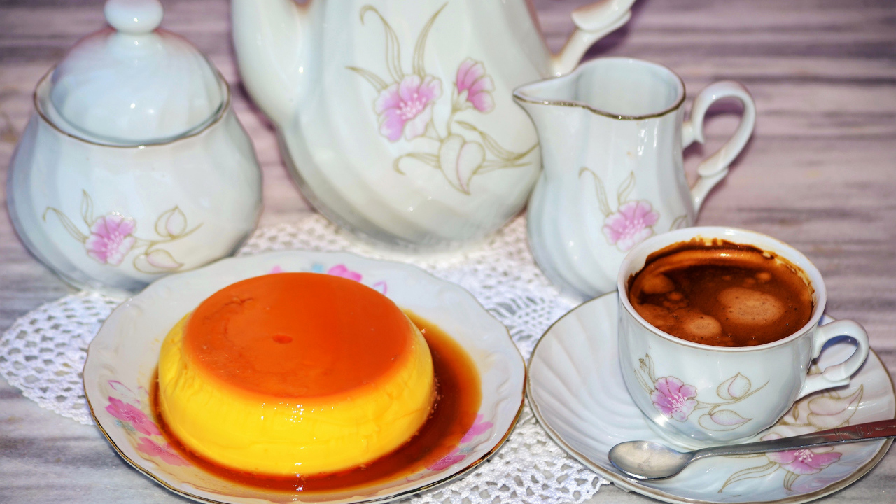 Желе на столе с кофе и сервизом на завтрак