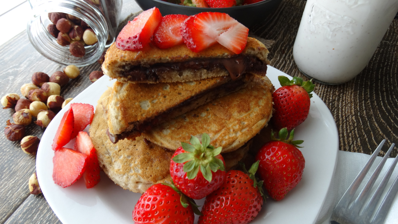 Оладьи с шоколадом и свежей клубникой