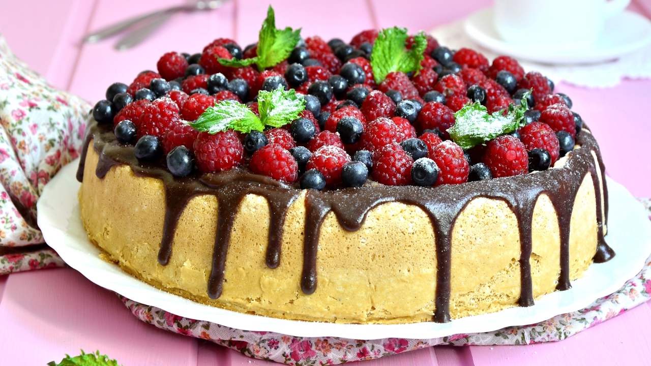 Пирог с шоколадом и свежими ягодами малины и черники 