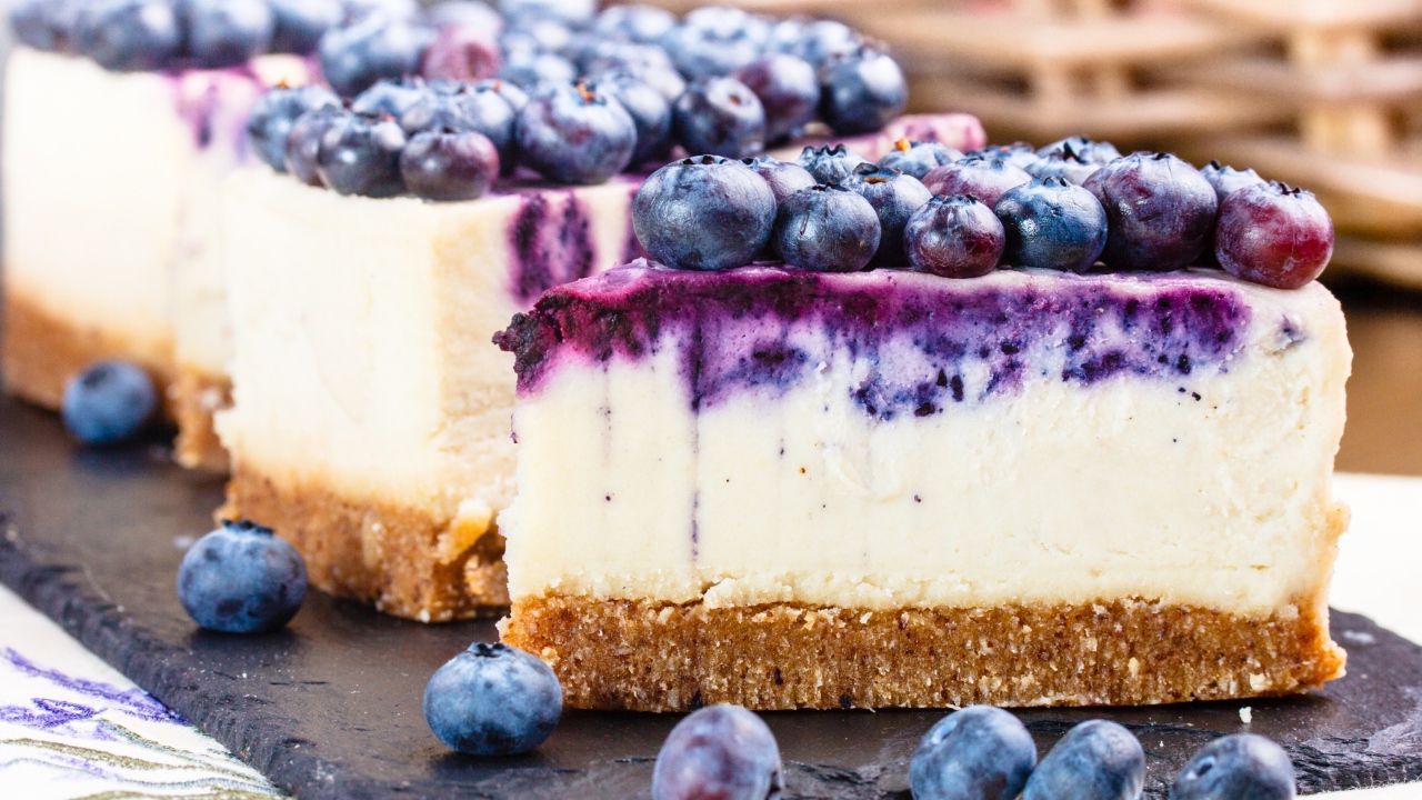 Кусочки чизкейка с ягодами вкусной черники