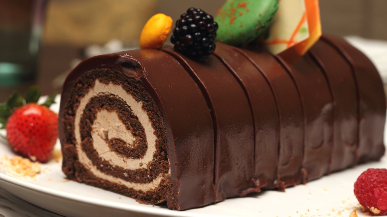 Рулет с кремом в шоколаде с ягодами 