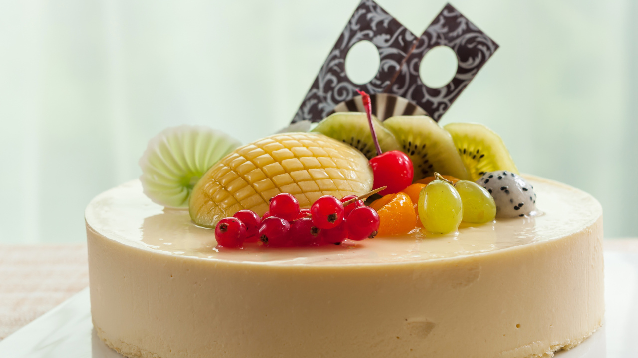 Круглый аппетитный чизкейк с ягодами  и фруктами