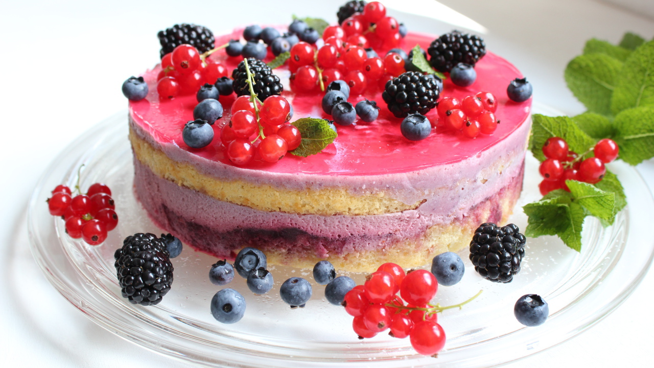 Круглый торт с суфле, ягодами черники, ежевики и красной смородины