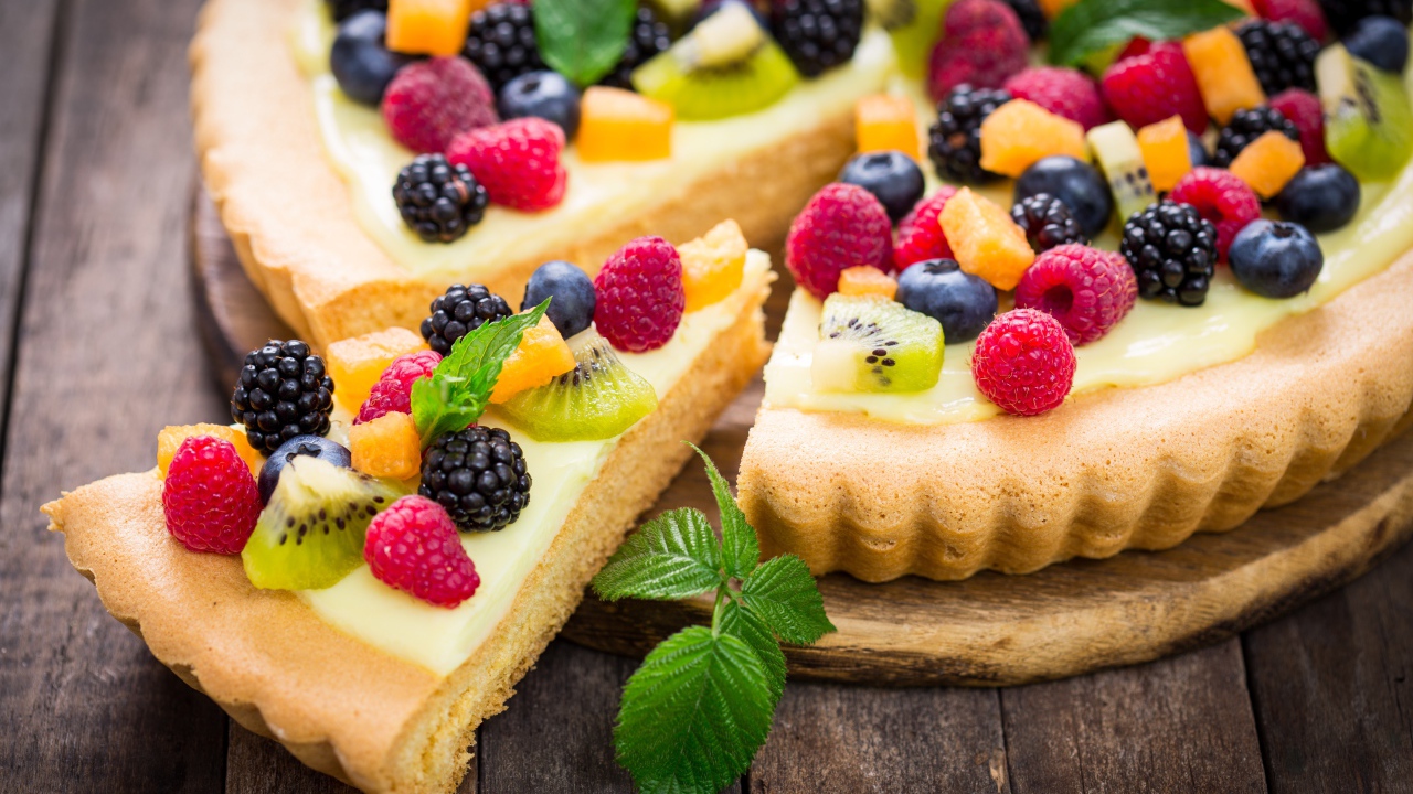 Песочный пирог со свежими ягодами и мятой