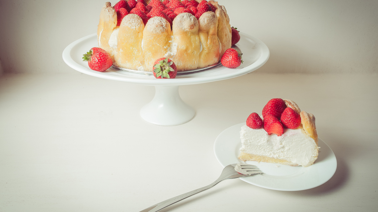 Песочный пирог с ягодами клубники и сливками