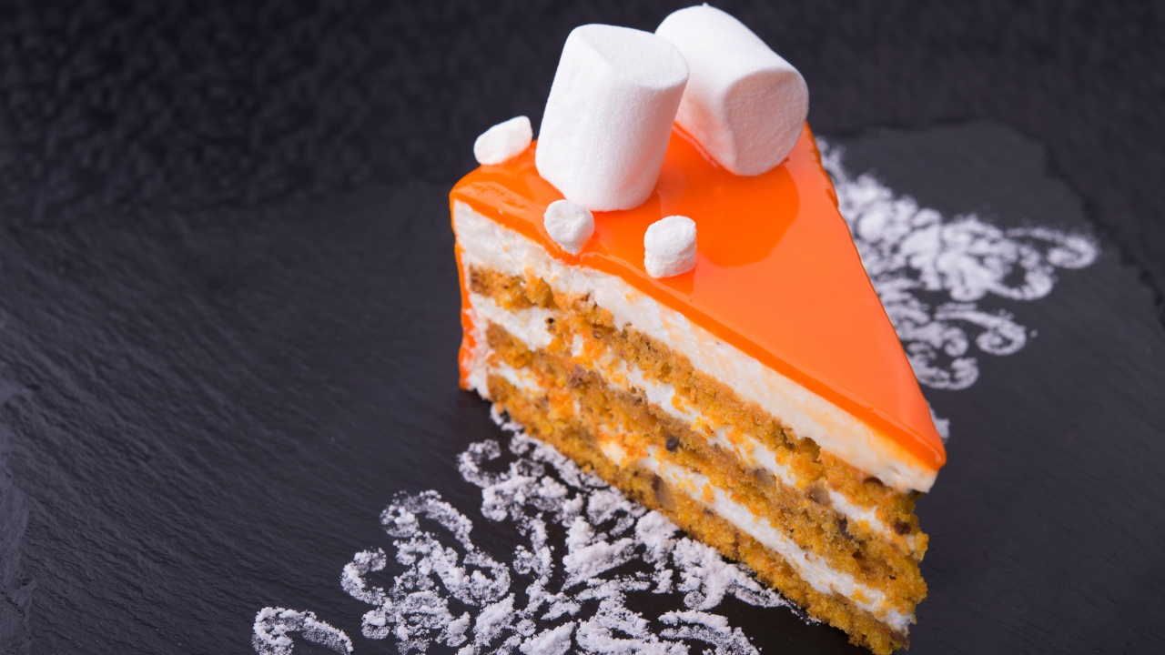Кусочек апельсинового торта с маршмеллоу