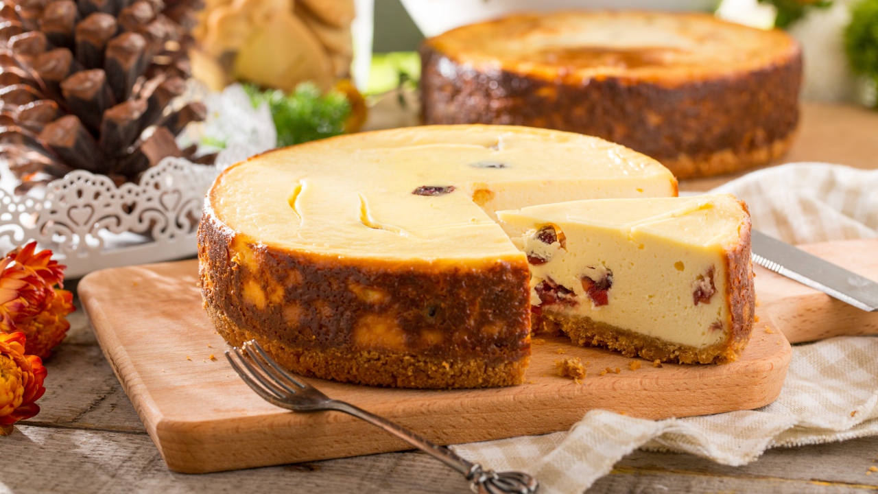 Нарезанный чизкейк на разделочной доске