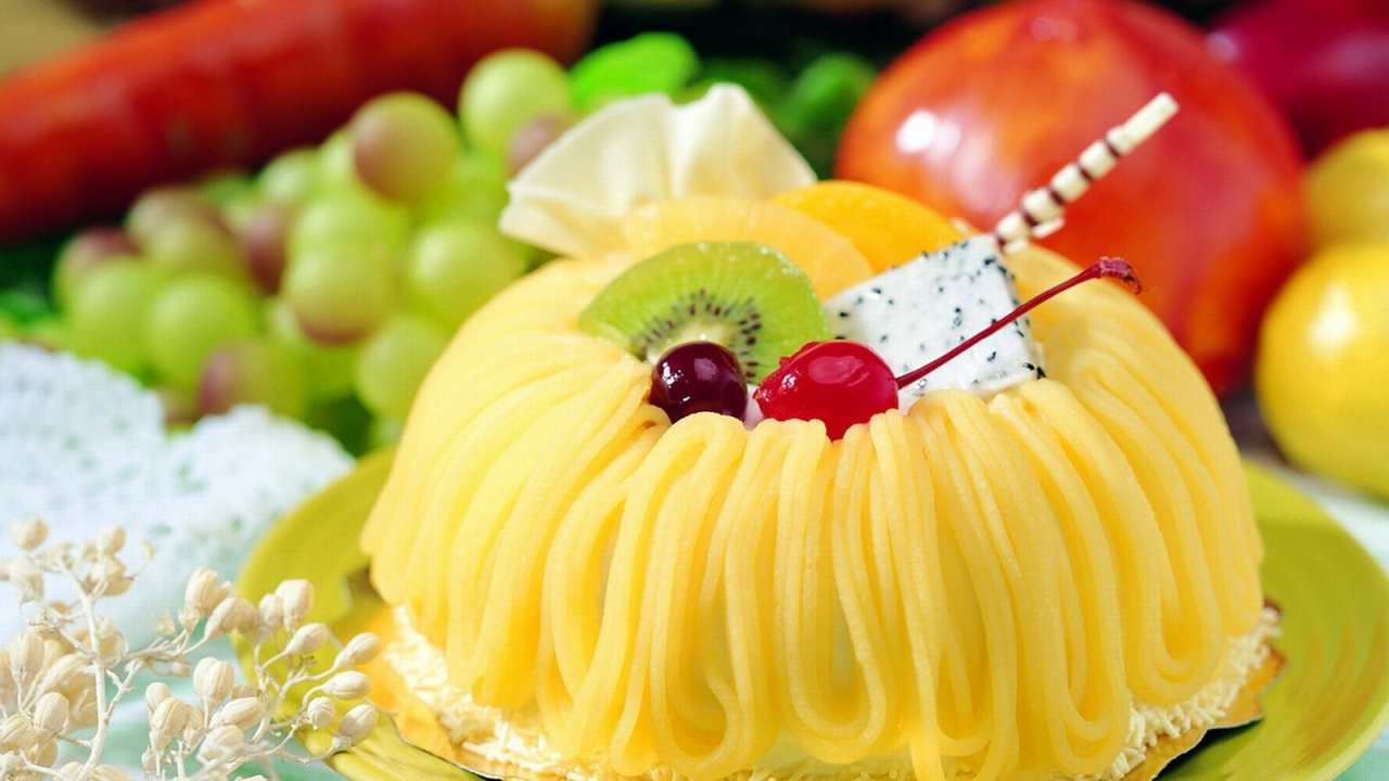 Сладкое пирожное с кремом, киви и вишней