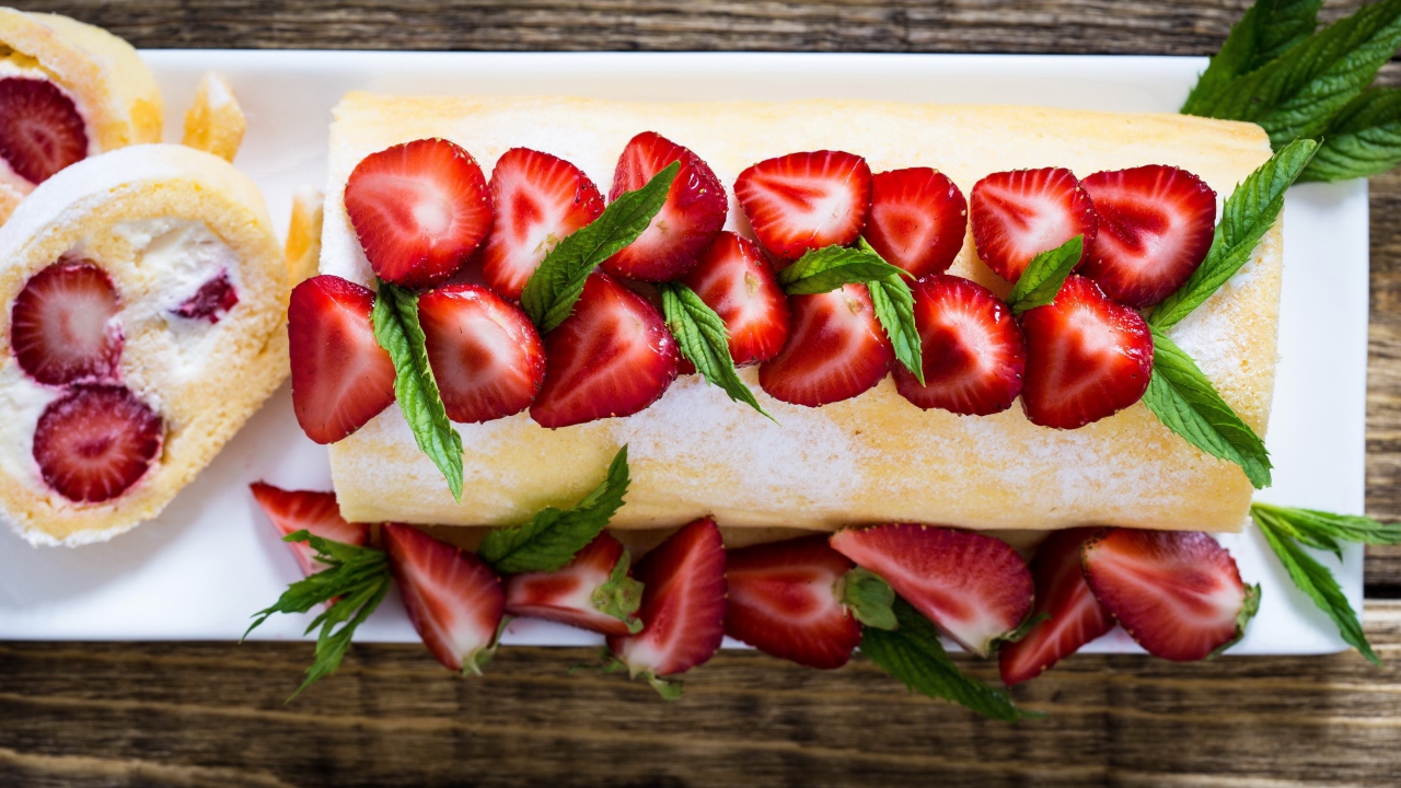 Сладкий сливочный рулет со свежей клубникой 