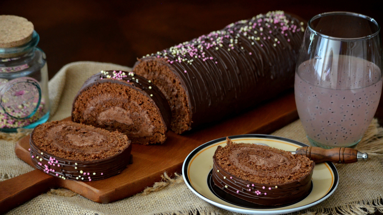 Сладкий рулет в шоколаде с шоколадным кремом