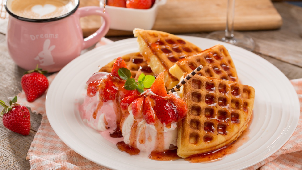 Сладкие вафли с мороженым и клубничным джемом