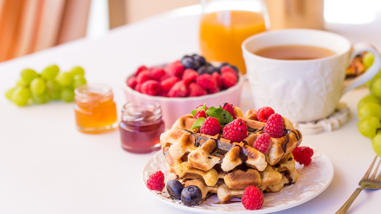 Сладкие  вафли с ягодами малины и черники на завтрак