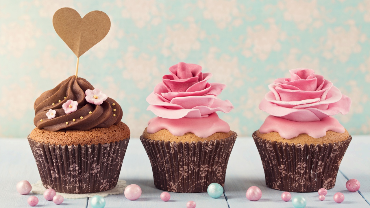 Три аппетитных капкейка с розочками из крема