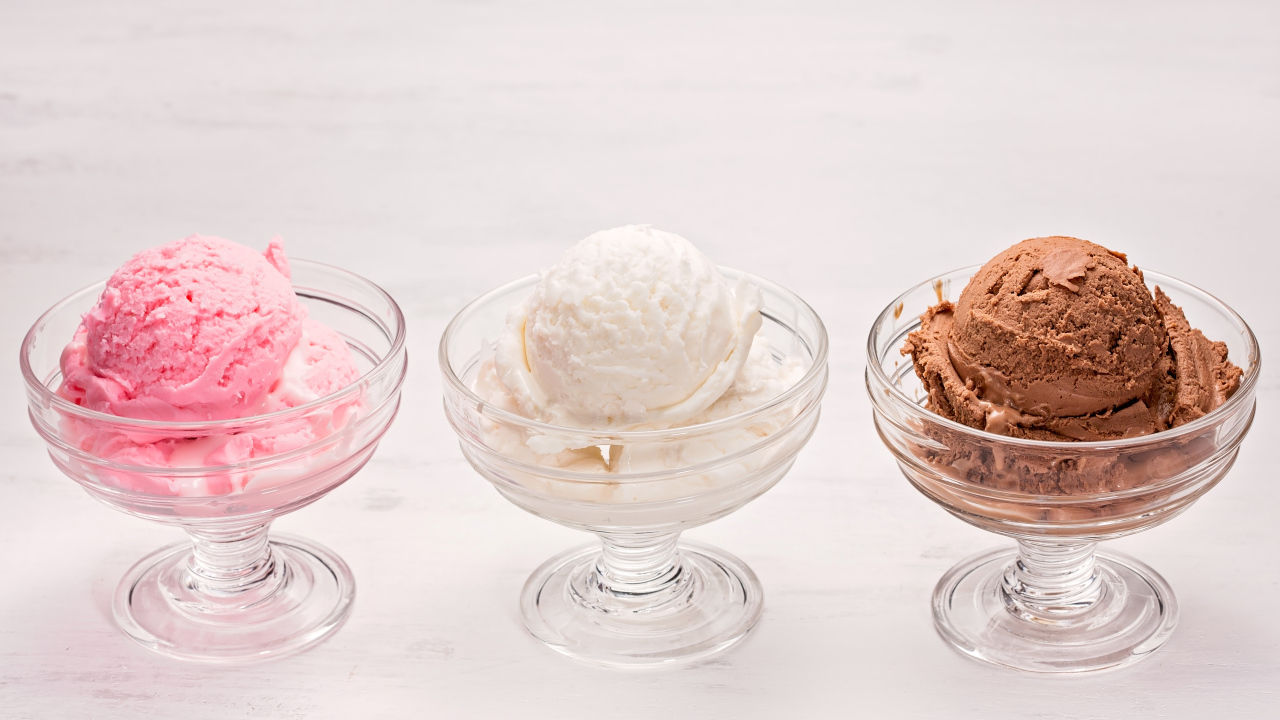 Три креманки с шариками мороженого