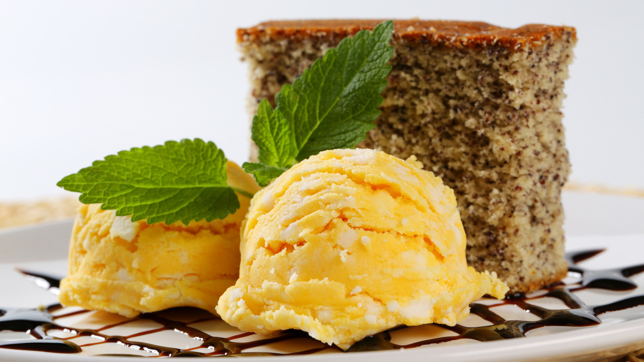 Два шарика фруктового мороженого с кусочком пирога