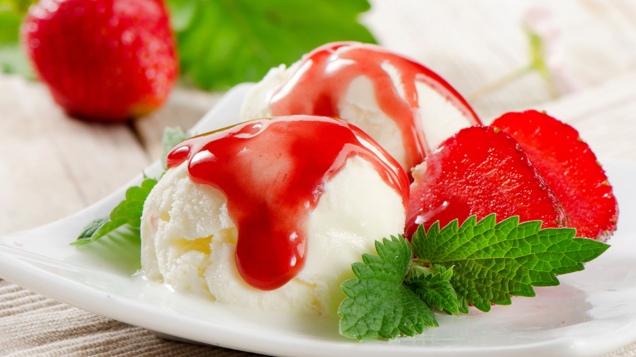 Шарики ванильного мороженого с клубничным джемом