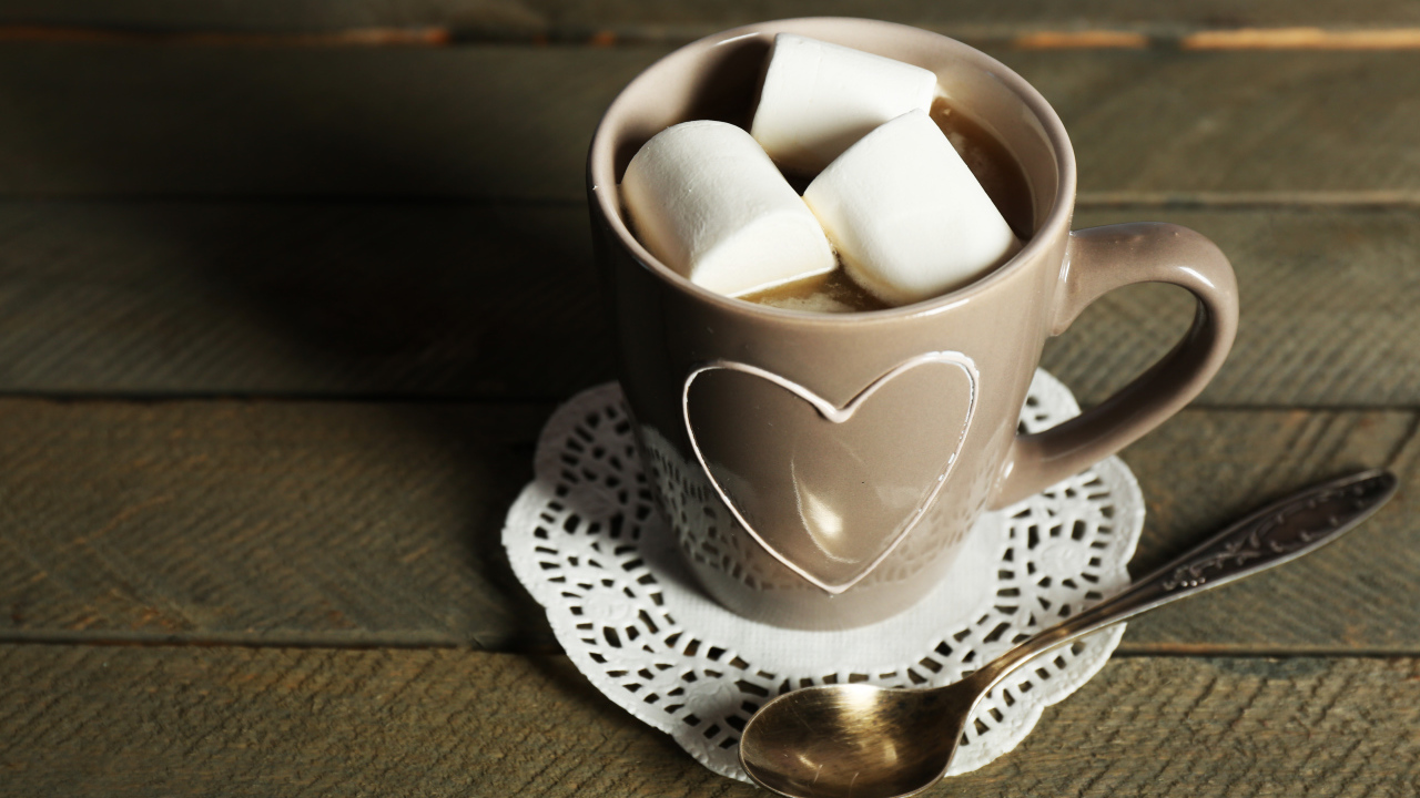 Чашка какао с кусочками маршмеллоу на кружевной салфетке