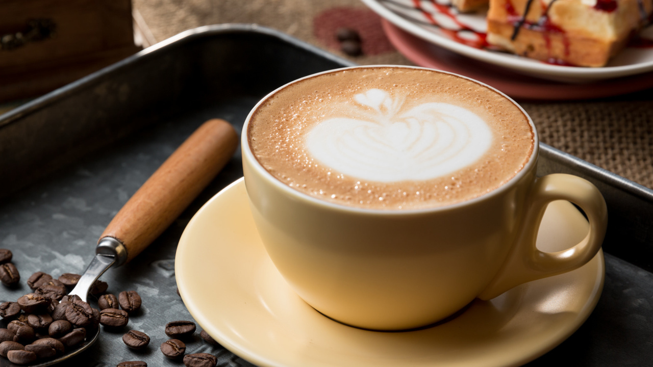 Большая чашка кофе с рисунком на пенке