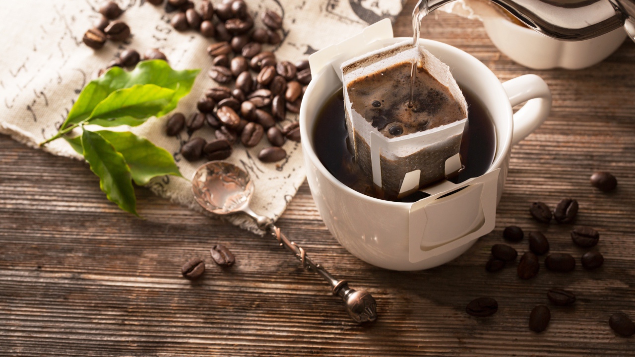 Кофе заваривают в белой чашке