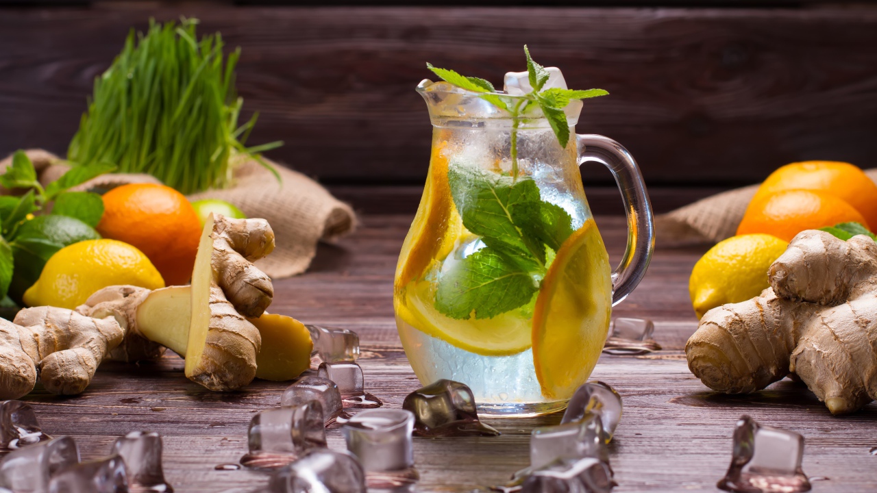 Холодный цитрусово - имбирный лимонад со льдом