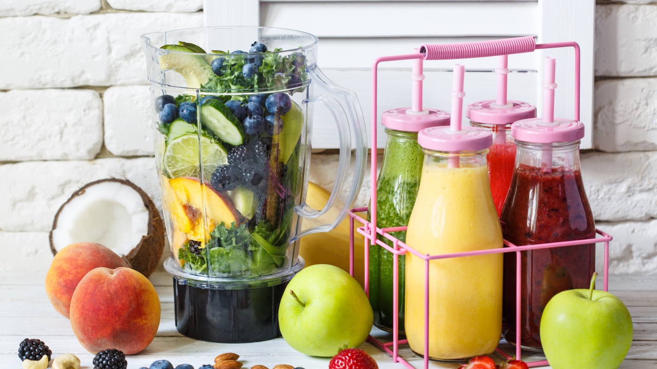 Вкусный напиток смузи в бутылках на столе