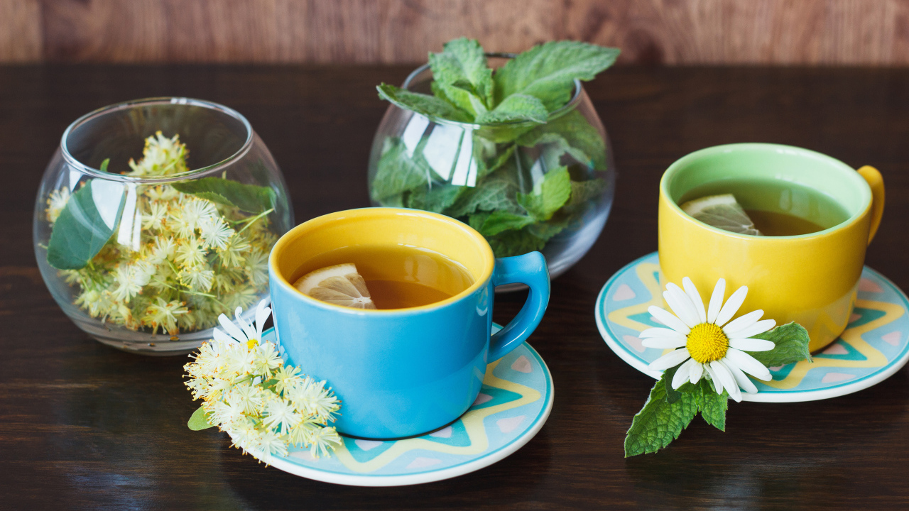 Вкусный чай с липой и ромашкой на столе