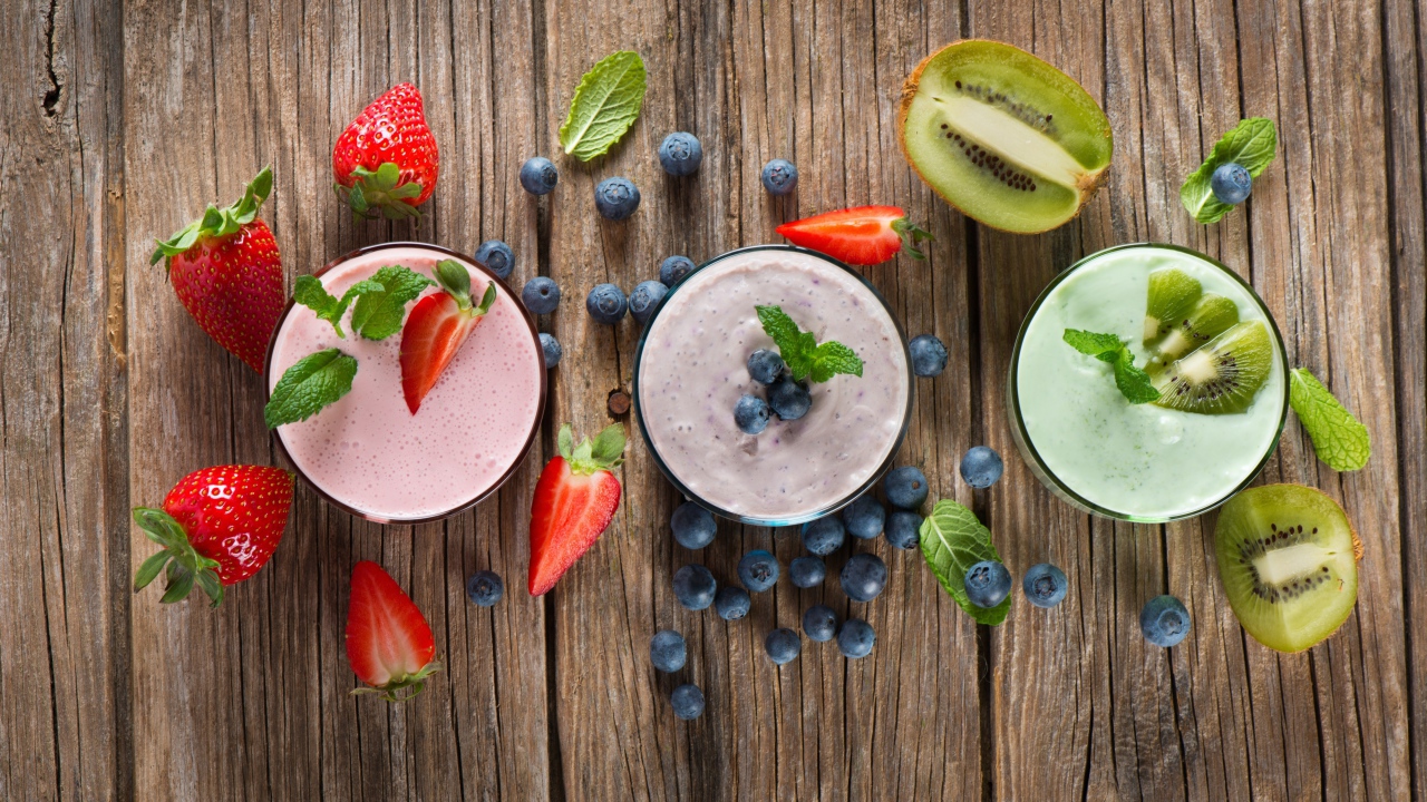 Свежее смузи из клубники, черники и киви на столе вид сверху